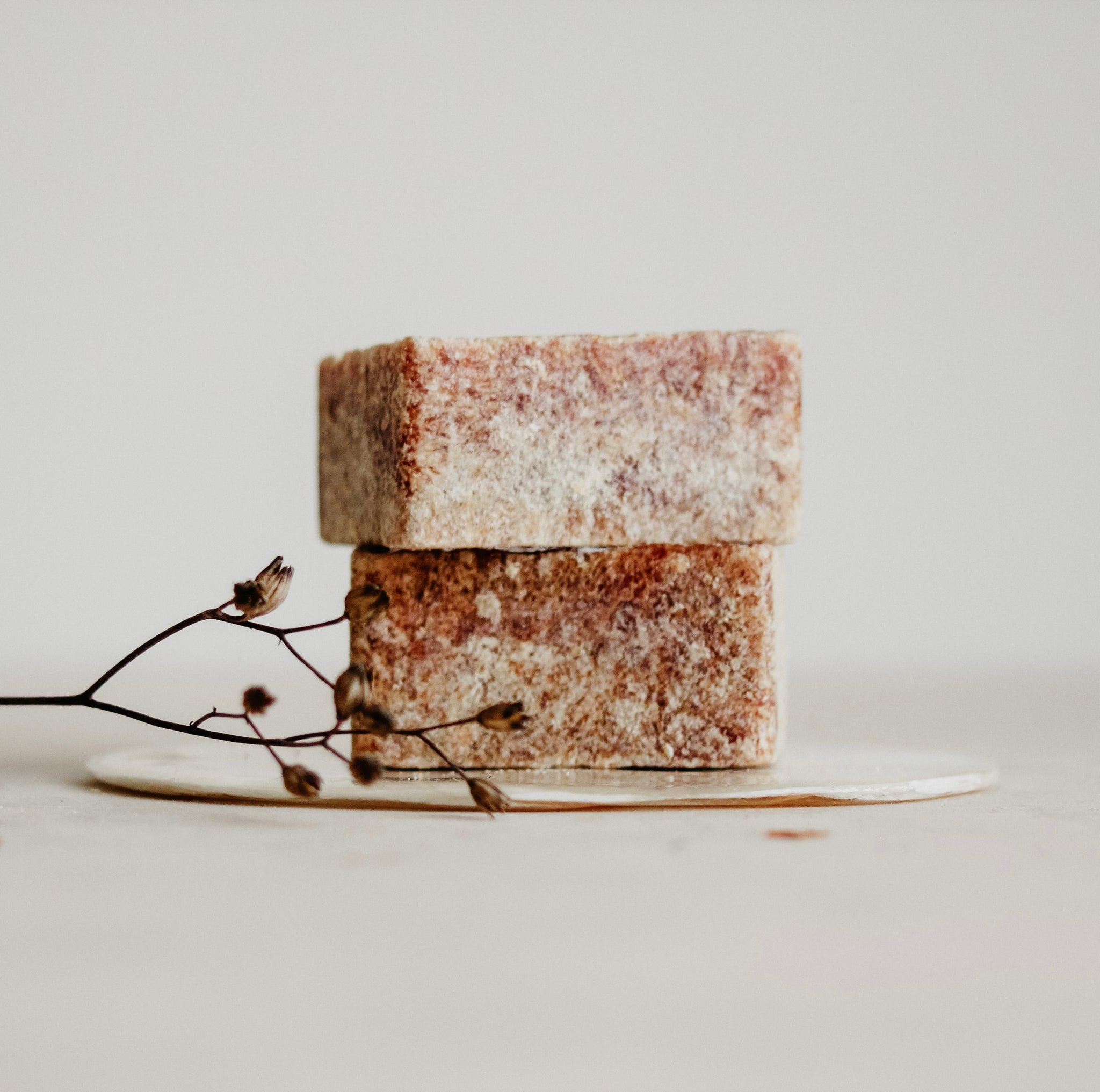 Heerlijk ruikend geurblokje in de geuren amber en musk gelegen op een capiz schelp onderzetter